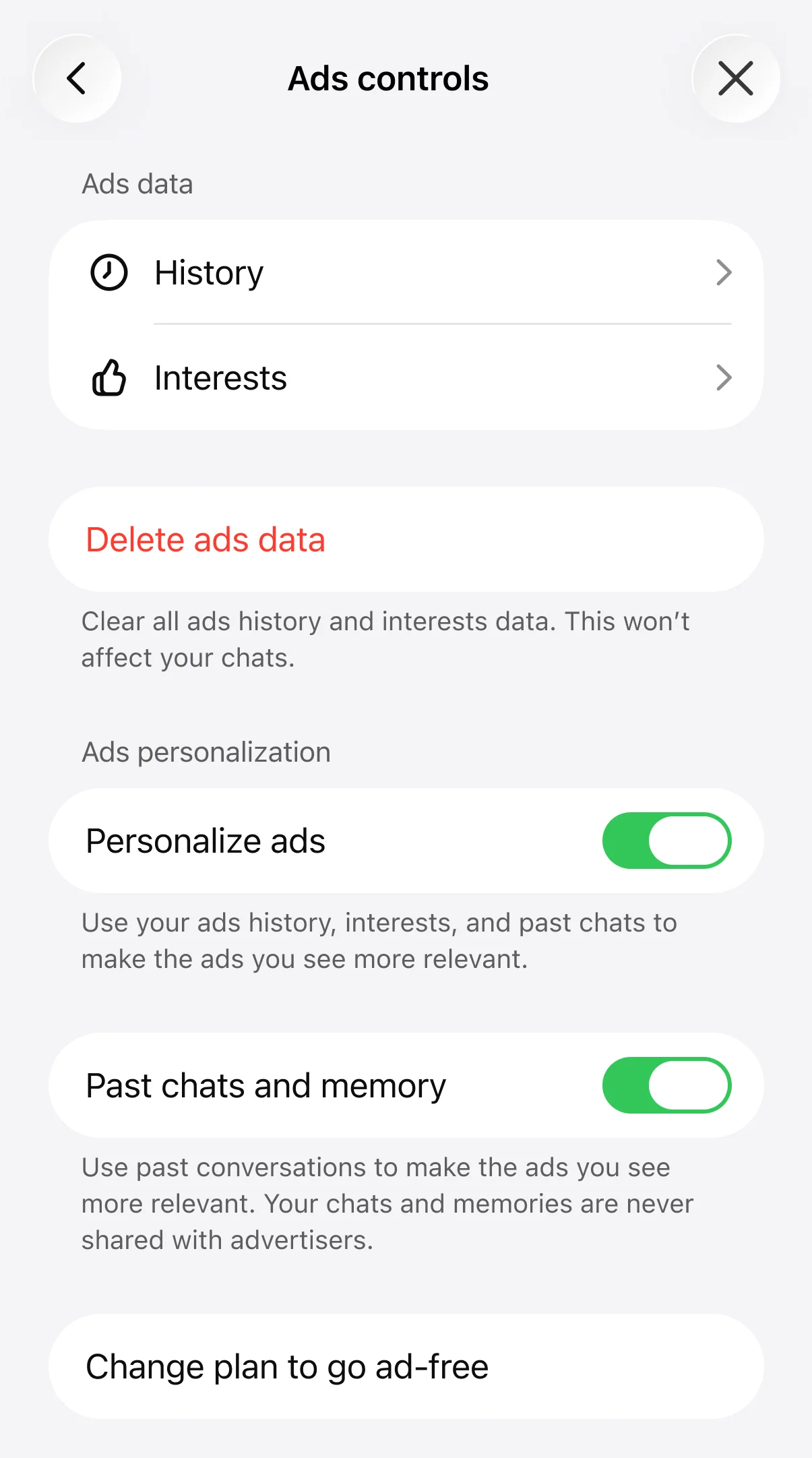 ChatGPTのiOSアプリの広告設定画面。パーソナライズ広告と、過去のチャットおよびメモリの利用がオンになっている状態