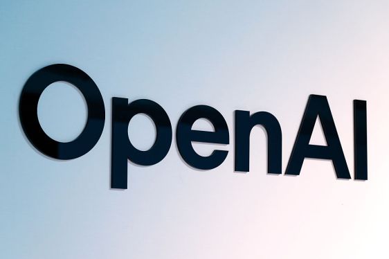 OpenAIのロゴが掲示された街頭の看板