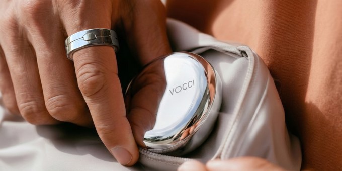 Vocci AI Context Ringと充電ケース