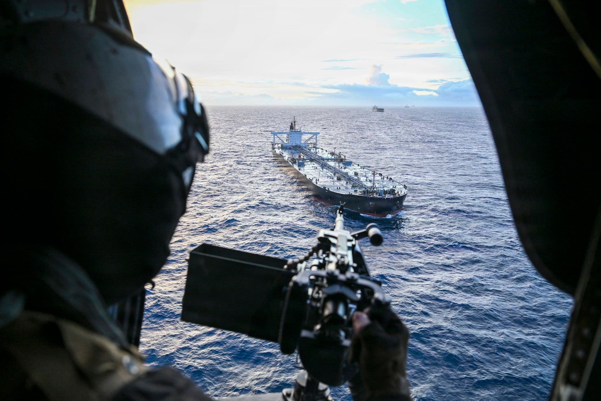 米海軍によるインド洋上での船舶阻止行動の様子