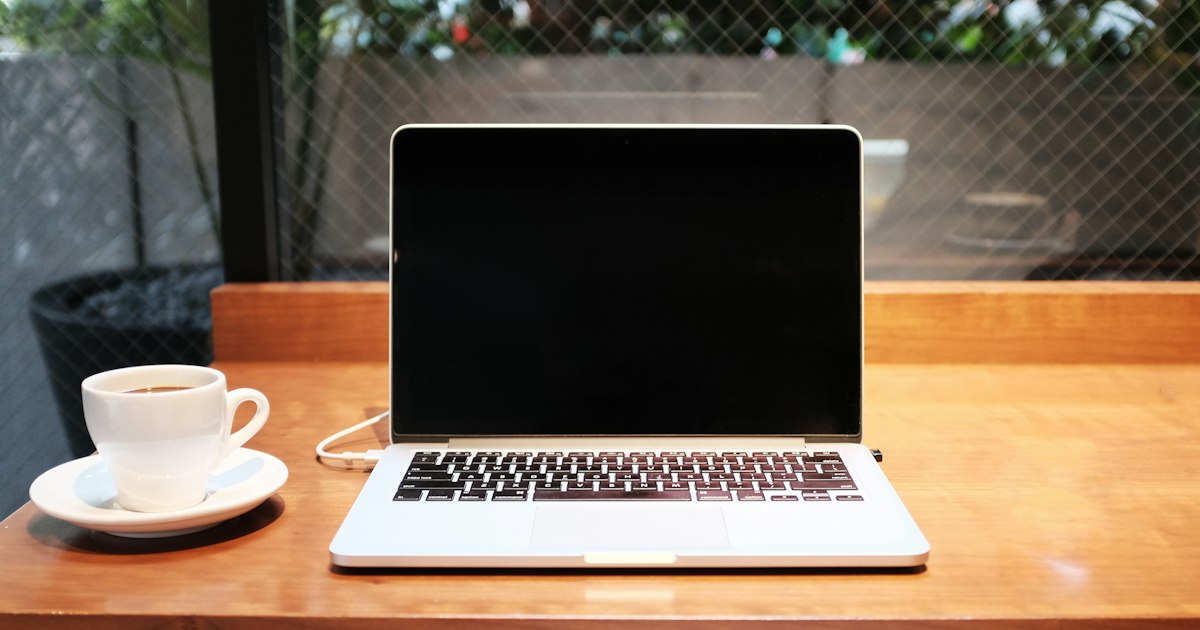ノートパソコンのキーボードとトラックパッドの接写。端末そのものでAIを動かす構成を表すイメージ