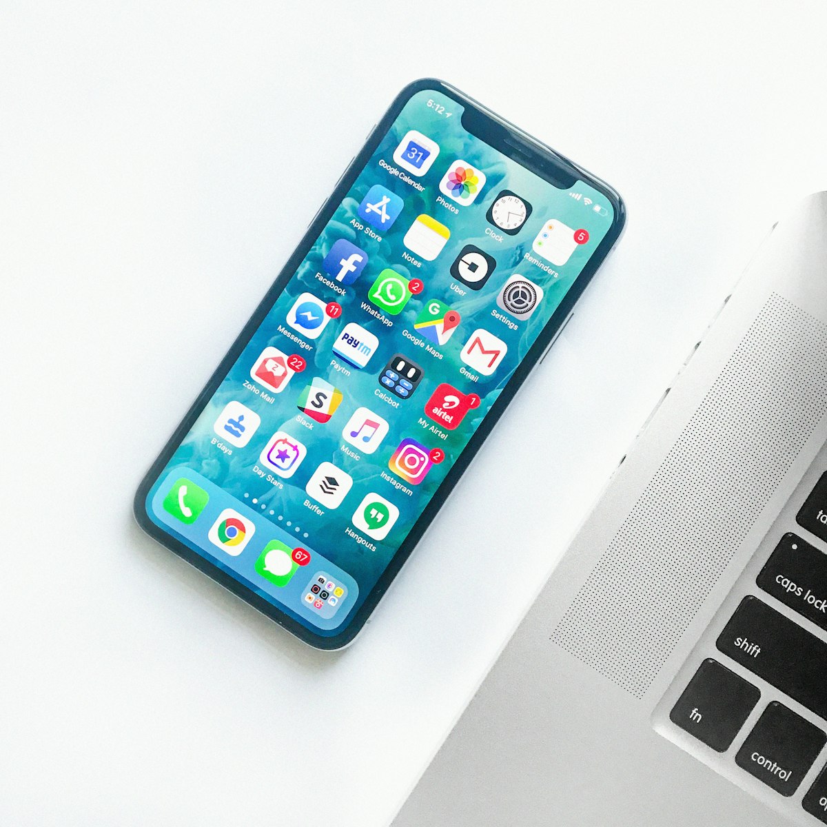 スマートフォンを操作して本人確認を行うイメージ