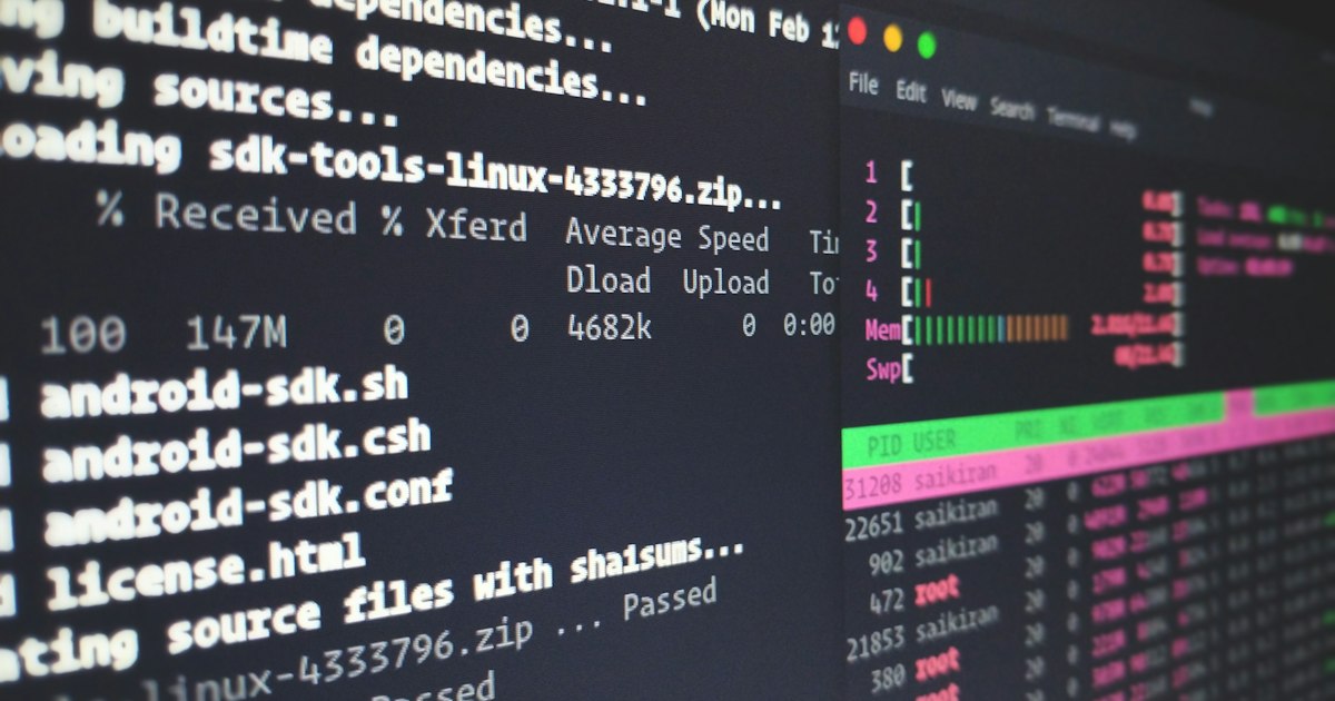 サーバ上で依存ライブラリのパッケージ取得とプロセス状況が表示されている端末画面
