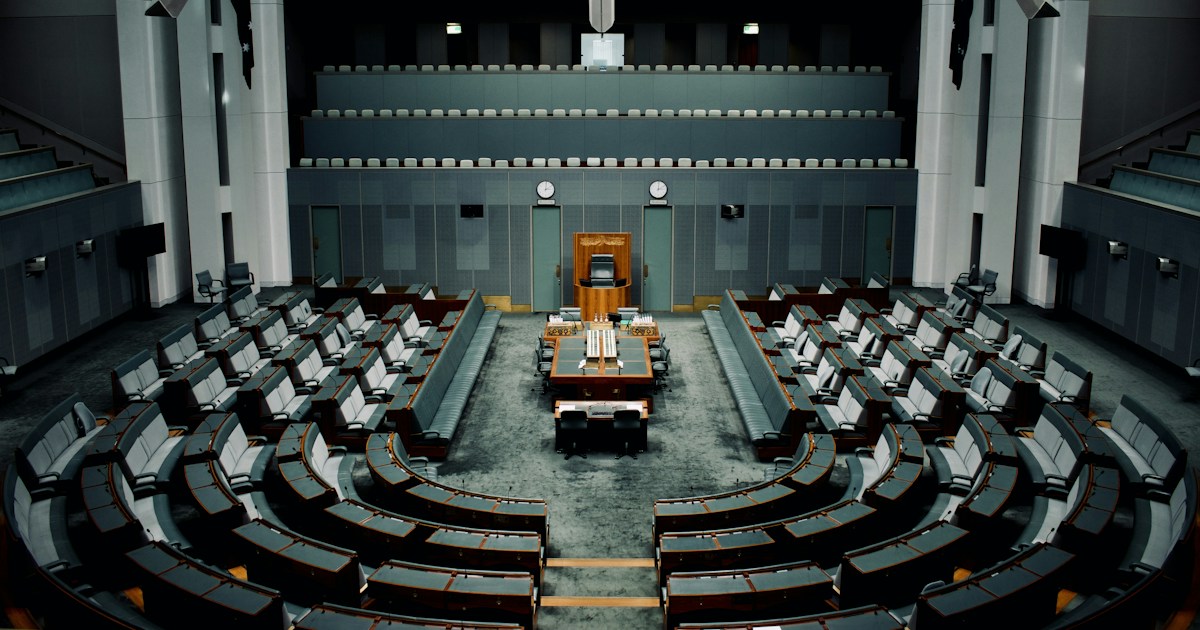 議場の座席が並ぶ立法府の議場