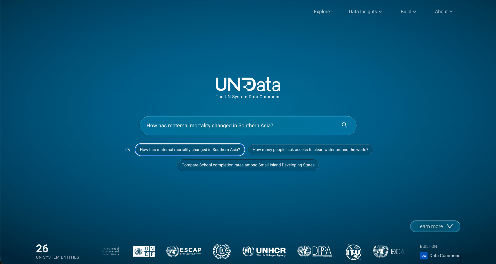 UN System Data Commonsのトップ画面。中央に検索窓、下部に参加する26の国連機関のロゴが並んでいる